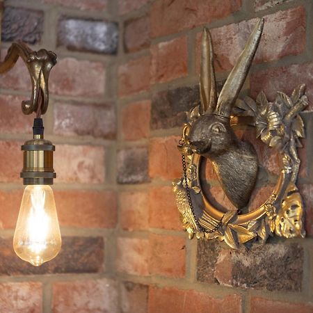 Bed and Breakfast Mount Edgcumbe Royal Tunbridge Wells Exterior foto A wall light