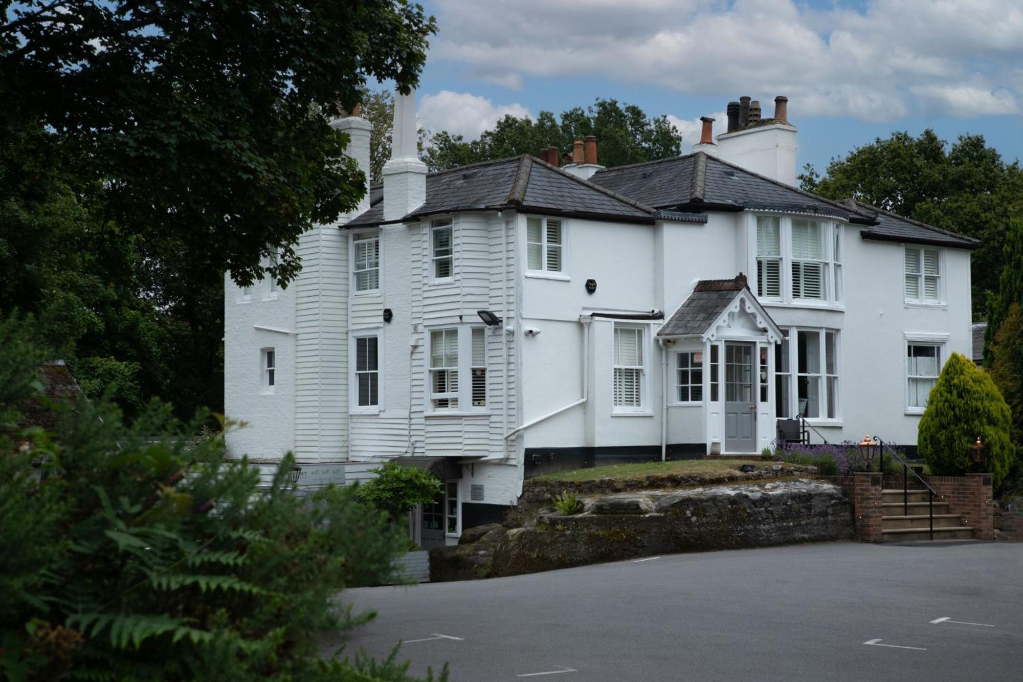 Bed and Breakfast Mount Edgcumbe Royal Tunbridge Wells Exterior foto The former station building