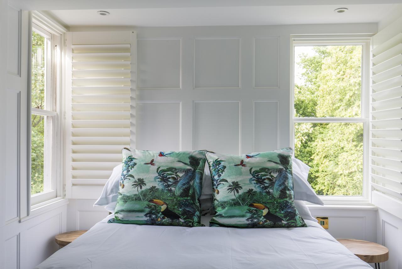 Bed and Breakfast Mount Edgcumbe Royal Tunbridge Wells Exterior foto A bedroom at The Pig