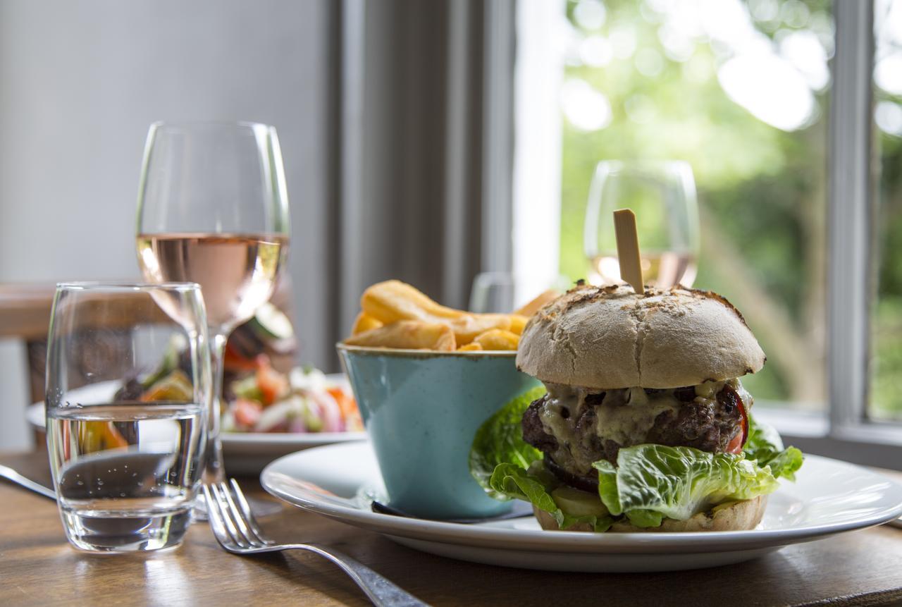 Bed and Breakfast Mount Edgcumbe Royal Tunbridge Wells Exterior foto A burger with chips and a glass of wine