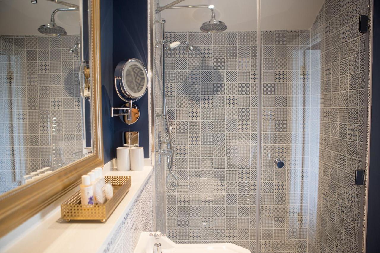 Bed and Breakfast Mount Edgcumbe Royal Tunbridge Wells Exterior foto A shower with a fixed shower head and handheld shower head