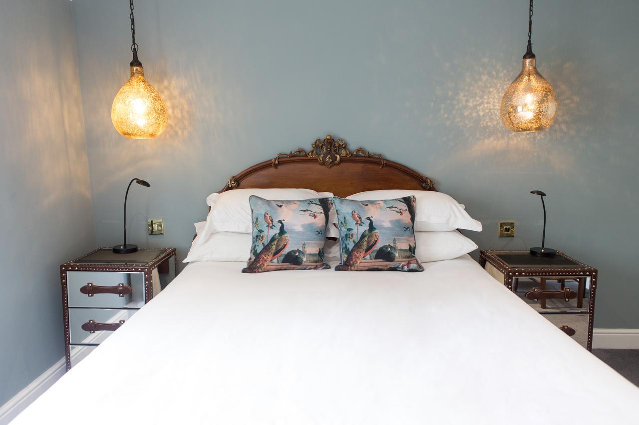 Bed and Breakfast Mount Edgcumbe Royal Tunbridge Wells Exterior foto A bedroom at The Swan