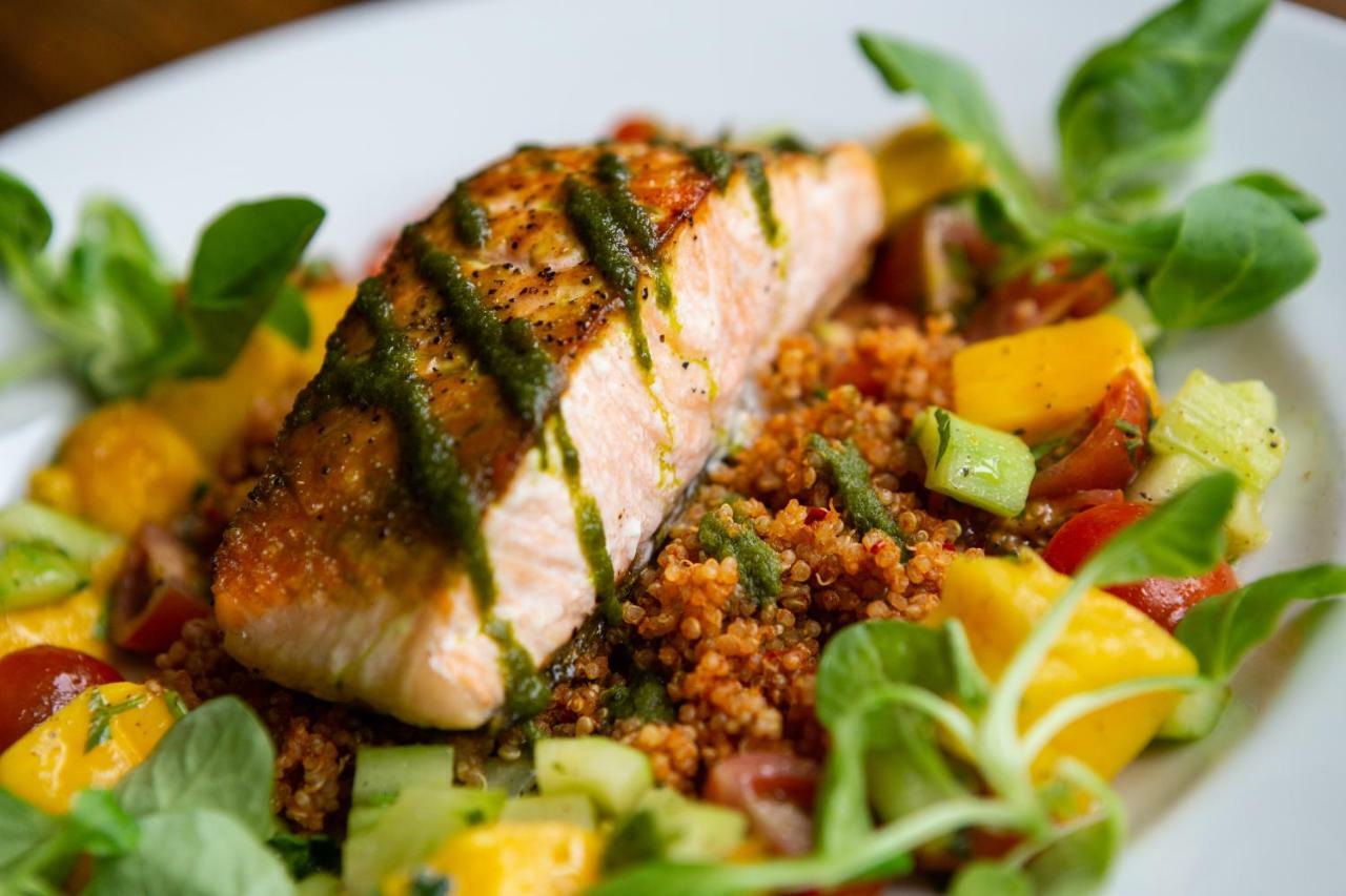 Bed and Breakfast Mount Edgcumbe Royal Tunbridge Wells Exterior foto Salmon salad